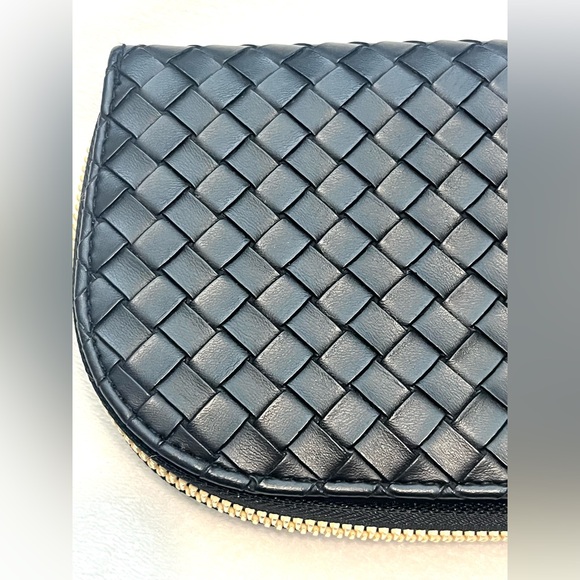 Safe Keeper Women’s Black Woven Clutch Wallet Gold Accent Zipper Like New - Picture 2 of 11
